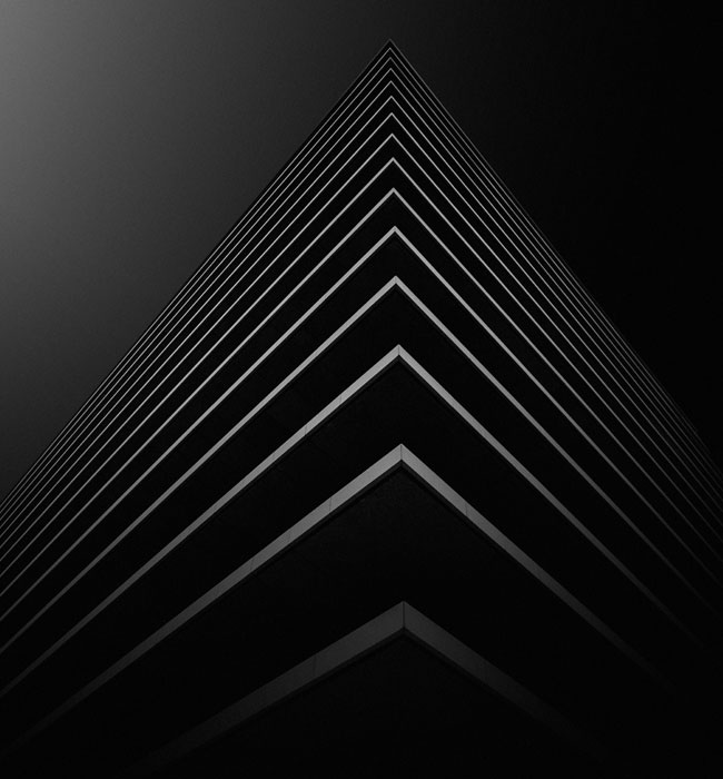 Photo d'artiste d'une pile de triangles en noir et blanc, le triangle comme un des symboles graphiques de l'agence web Les Vikings à Lyon